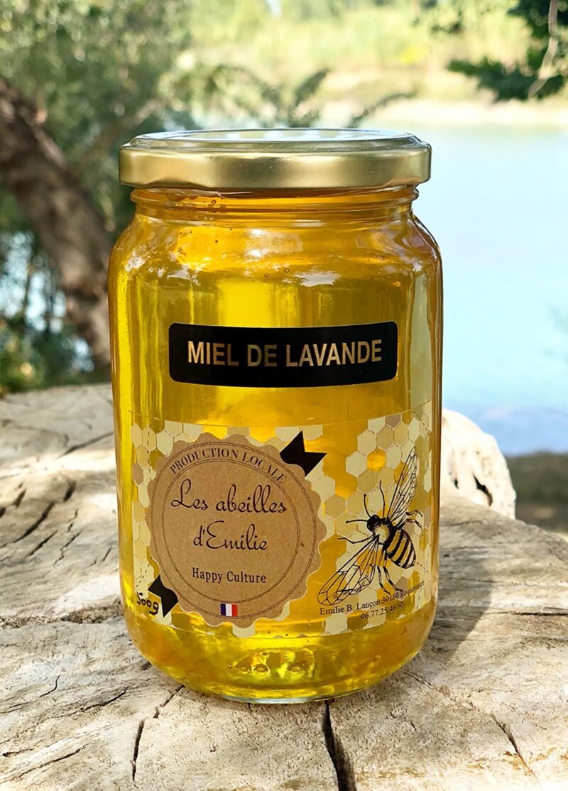Pot de miel de lavande de Provence récolté par Les abeilles d'Emilie. Le pot transparent met en valeur la couleur dorée et lumineuse du miel, l'étiquette signale une production locale française, un savoir faire apicole traditionnel et un produit naturel du terroir