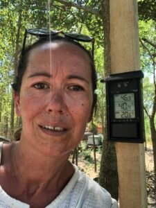 Emilie, Les Abeilles d'Emilie en combinaison d'apiculture devant un thermomètre à 40°C