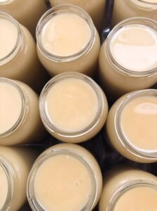 zoom sur pots de miel crémeux de lavande a la texture onctueuse