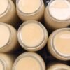 zoom sur pots de miel crémeux de lavande a la texture onctueuse