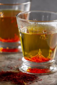 utiliser le safran en cuisine - infusion de pistils