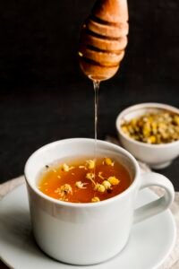 bienfaits du miel dans une tasse de tisane