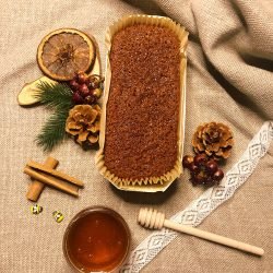Pain d'épices Les Abeilles d'Emilie au miel de châtaignier dans un décor rustique