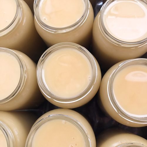 zoom sur pots de miel crémeux de lavande a la texture onctueuse